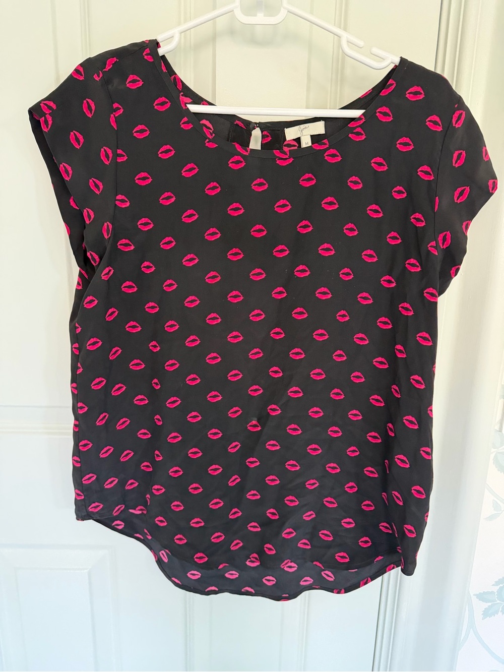 Joie Black Short-Sleeve Silk Tee with Hot Pink Lip Print